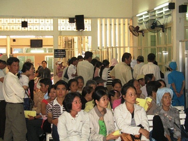 Thành phố thông minh phải giải quyết được bức xúc của người dân - 1 Người dân chờ đợi khám chữa bệnh (ảnh Vân Sơn)