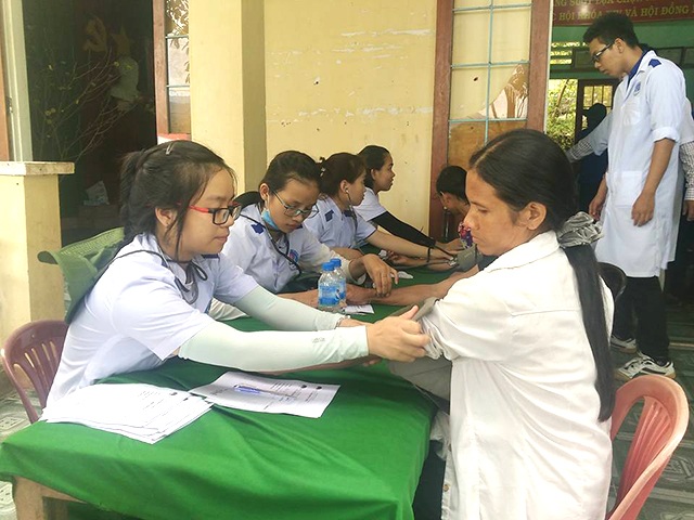 Quảng Ngãi: Khám bệnh, cấp phát thuốc miễn phí cho người dân miền núi, hải đảo - 1
Người dân xã Sơn Bao, huyện Sơn Hà được các đoàn viên Đoàn trường ĐH Kỹ thuật Y - Dược Đà Nẵng khám bệnh, cấp phát thuốc miễn phí.
