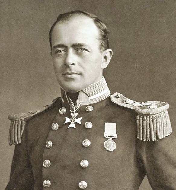 "Tôi chỉ được thay đồ lót đúng 3 lần trong suốt 108 ngày" - 5 Nhà thám hiểm Robert Falcon Scott là một sĩ quan hải quân Hoàng gia Anh. Ông 2 lần thám hiểm Nam Cực. Lần thứ nhất, ông tham gia hành trình tới Nam Cực mang tên Discovery Expedition năm 1901 – 1904. Lần 2, sĩ quan hải quân kiêm nhà thám hiểm dẫn đầu đoàn Terra Nova nhưng thiệt mạng trên đường về.