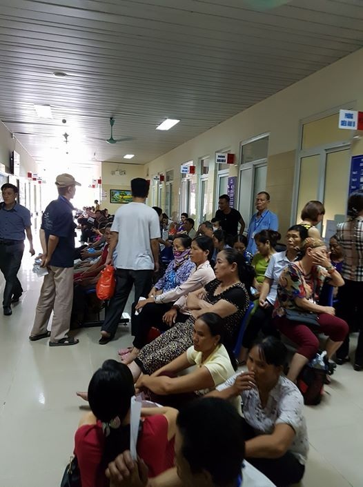 Loại ung thư phổ biến nhưng hàng nghìn ca chỉ phát hiện 30 ca giai đoạn sớm - 1 Bệnh nhân chờ khám tại BV K Trung ương. Ảnh: H.Hải