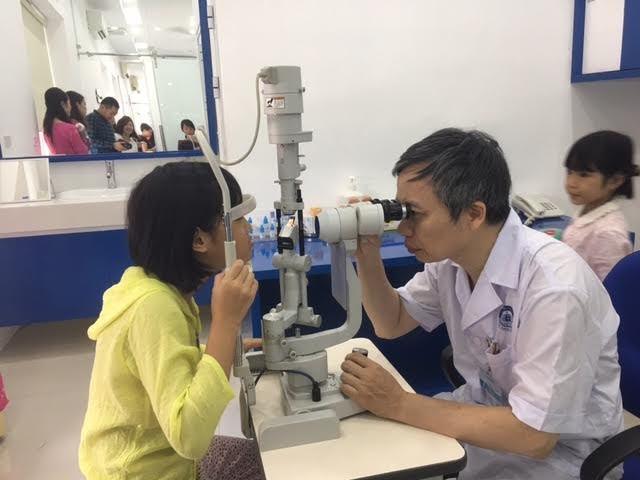 Đeo kính ban đêm giảm tốc độ tăng cận thị - 2 Bác sĩ cần khám thật kĩ tật khúc xạ, mắt của bệnh nhân trước khi chỉ định dùng kính. Ảnh: H.Hải