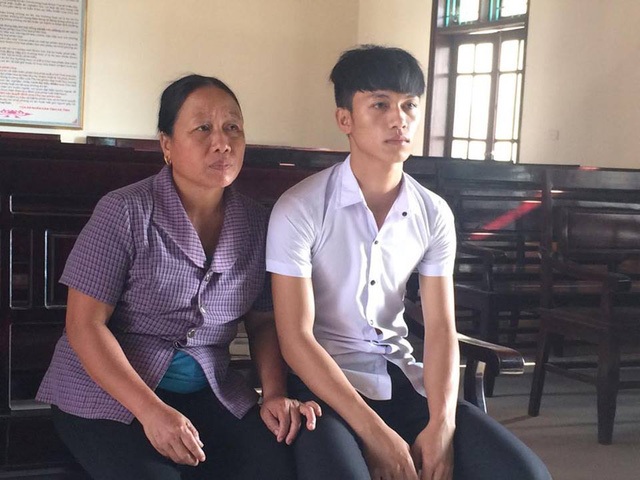 Vụ em học sinh bị kết tội "Cướp tài sản": Đừng để luật cho dân, lệ cho quan! - 1
Sự việc kéo dài đã khiến.cuộc sống của em Khánh cũng như gia đình bị đảo lộn hoàn toàn.