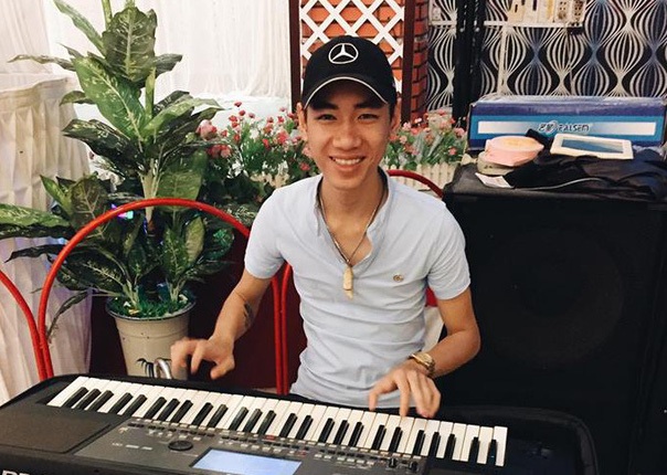 Clip 9X chơi đàn thu hút hơn 1 triệu lượt xem trên mạng xã hội - 1 Clip 9X chơi đàn thu hút hơn 1 triệu lượt xem trên mạng xã hội - 1