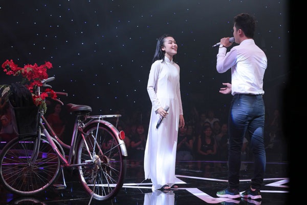 Cảm động hai cậu cháu thi hát tặng người cha ung thư giai đoạn cuối - 3 Ngọc Sang và em gái Khánh Linh biểu diễn trong chương trình.