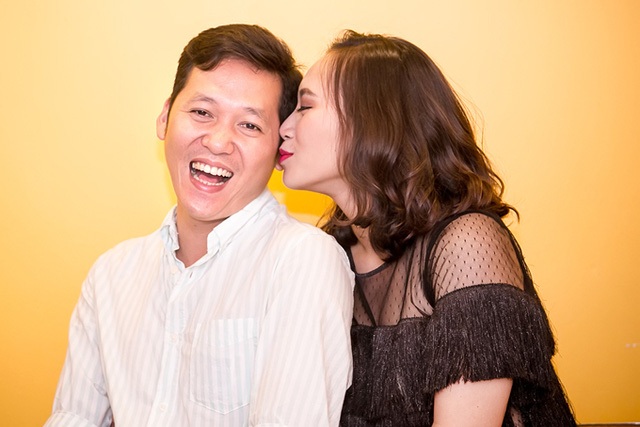 Lùm xùm Kỳ Duyên mặc hở ở chùa, MV tục tĩu, “Giáo sư” tự xưng - 14 Từng chơi vơi, cảm giác như rơi xuống đáy vực khi hạnh phúc đầu tiên tan vỡ như “lâu đài trên cát” nhưng người chồng thứ 2 đã mang đến hạnh phúc thực sự, khiến trái tim giọng ca Họa mi hót trong mưa biết vui trở lại. “Chúng tôi hay đi với nhau, đi chợ, nấu ăn cũng làm cùng nhau, chồng tôi là người nếu mở tủ lạnh ra thấy thiếu gì có thể chạy ra chợ mua tiếp, không nề hà”, Khánh Linh chia sẻ về người chồng thứ 2 - người đã mang lại cho cô sự an yên sau những sóng gió.