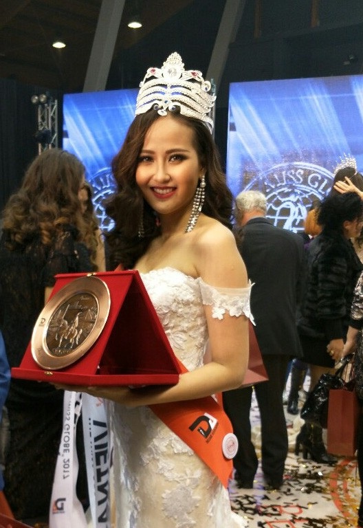Khánh Ngân xuất sắc đăng quang Hoa hậu Hoàn cầu - Miss Globe 2017 - 8 Chia sẻ về cảm xúc sau khi đăng quang Khánh Ngân cho biết: “Ngân cảm thấy rất tự hào khi những nỗ lực của mình trong nhiều tháng qua đã được đền đáp. Đây chắn chắn là một trong khoảnh khắc ý nghĩa nhất trong cuộc đời của Ngân. Ngân xin gửi lời cảm ơn đến các thức khuya xem ngân thi đấu. Hẹn gặp mọi người vào thời gian sớm nhất”.
