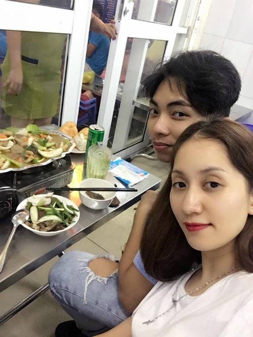 Xuân Bắc - Tự Long khoe ảnh "hổ báo", Đức Phúc lần đầu selfie sau phẫu thuật - 10 Vợ chồng Khánh Thi - Phan Hiển khoe ảnh bận rộn ăn uống cả ngày. Khánh Thi viết: Cả ngày ông xã đưa đi ăn từ sáng tới tối.