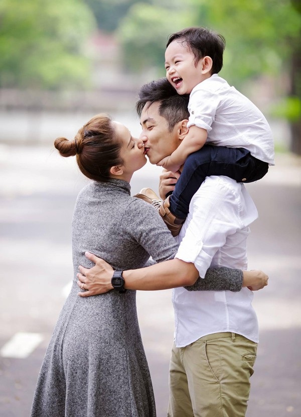 Phạm Hương “về quê cuốc đất”, Thanh Hằng bớt shopping để dành tiền nuôi con - 8 Khánh Thi - Phan Hiển hạnh phúc trao cho nhau nụ hôn ngọt ngào khi con trai ngồi trên vai bố cười tít mắt.