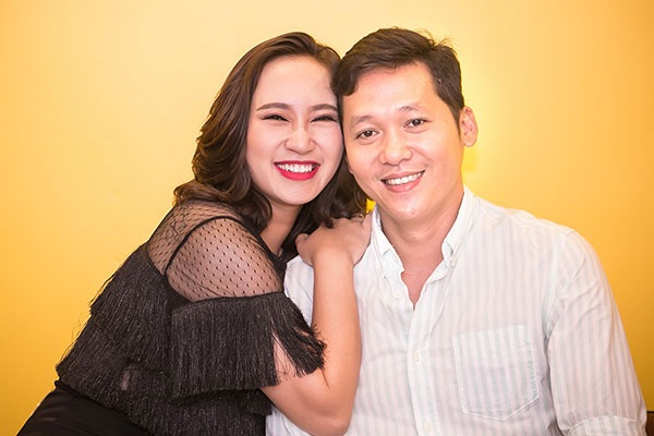 Khánh Linh: “Mẹ chồng tôi không giống những người khác…” - 3 Khánh Linh dành nhiều cử chỉ và lời ngọt ngào cho ông xã.