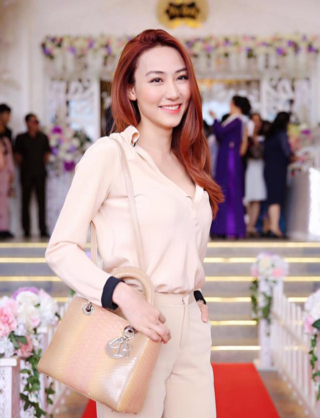 Ngân Khánh không tiếc nuối về 2 năm "bỏ showbiz" đi du học - 3 Ngân Khánh vẫn giữ nét trẻ trung, xinh đẹp trong suốt 2 năm không hoạt động nghệ thuật mà làm tròn nhiệm vụ của một người vợ và một cô sinh viên.