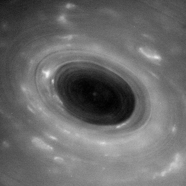 NASA sẽ phá hủy một tàu vũ trụ trị giá 3 tỷ bảng Anh vào thứ Sáu này - 3
Hình ảnh đặc trưng về bầu khí quyển của sao Thổ do phi thuyền Cassini chụp ở một khoảng cách gần hơn bao giờ hết.
