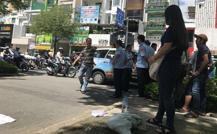 Nghi bệnh viện gian dối, gia đình bệnh nhi “đại náo” Sở Y tế - 1 Sự việc xảy ra trước cổng Sở Y tế đã gây hiếu kỳ cho nhiều người qua đường