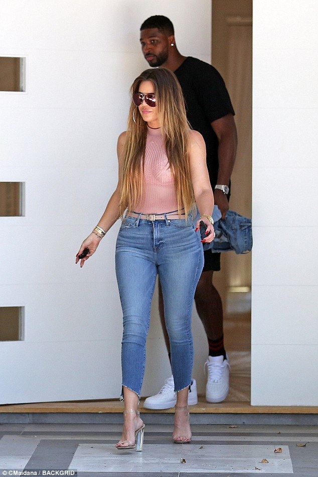 Khloe Kardashian khoe đường cong bốc lửa đi săn nhà cùng bồ trẻ - 5
Sao của show truyền hình Keeping Up With The Kardashians và bạn trai - cầu thủ bóng rổ hẹn hò đã được hơn 1 năm và Khloe đang mong chờ tới đám cưới