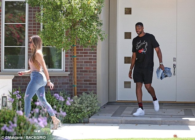 Khloe Kardashian khoe đường cong bốc lửa đi săn nhà cùng bồ trẻ - 7
Khloe Kardashian từng khoe bạn trai trẻ Tristan Thompson cưng chiều cô như công chúa và là người chững chạc.