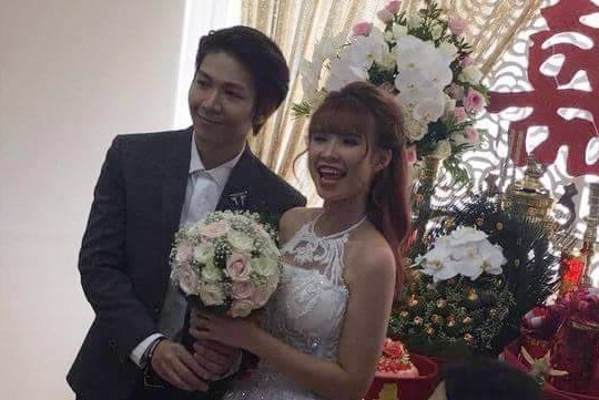 Khởi My - Kelvin Khánh bí mật tổ chức đám cưới; rước dâu bằng xe mô tô - 6 Khởi My hạnh phúc bên chồng. Có thể nói đây là đám cưới được giữ bí mật nhất của showbiz Việt. Khách mời và bạn bè đều từ chối chia sẻ thông tin.