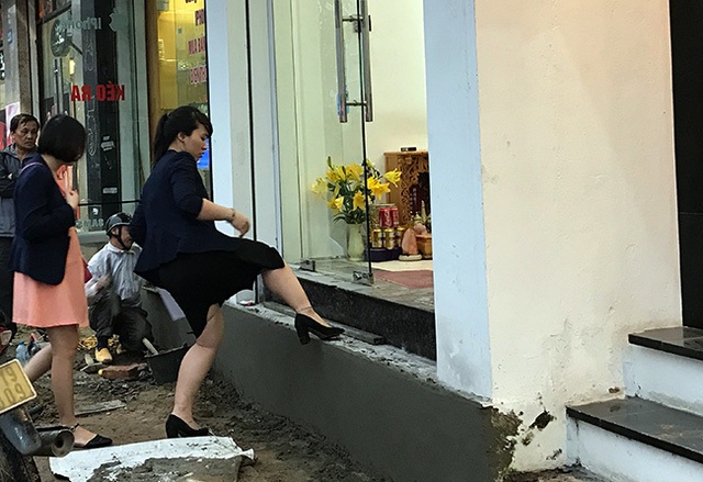 Mẻ cá 5 tỷ đồng và bước chân chật vật của người dân mặt phố - 4 Trong “chiến dịch” giành lại vỉa hè đang nóng hừng hực trên các tuyến phố Thủ đô, hàng loạt bậc tam cấp ăn ra vỉa hè đã được phá dỡ. Nhiều hộ gia đình chưa có được phương án thiết kế lối lên xuống sau khi không còn bậc tam cấp, phải chật vật tìm lối vào nhà... (Ảnh: Quang Phong)