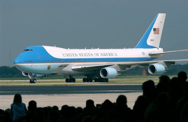 Vì sao Tổng thống Trump bay ngược vào TPHCM trước khi ra Hà Nội? - 1 Chuyên cơ Không Lực Một chở Tổng thống Donald Trump tới Hà Nội (ảnh: AFP)