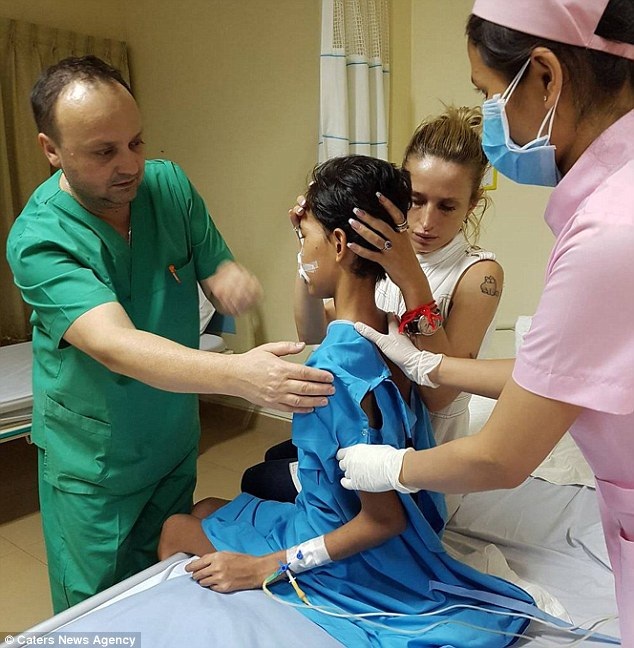 
Một nhóm các bác sĩ phẫu thuật người Đức và Malaysia đang cố gắng giúp cô gái tại bệnh viện
