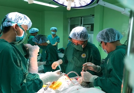 
Bệnh nhân đã được các bác sĩ phẫu thuật,&nbsp;thay khớp háng nhân tạo thành công
