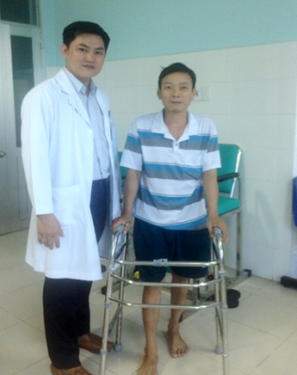 Chân ngắn, chân dài vì thoái hóa khớp háng - 2 Sau phẫu thuật, bệnh nhân đang được vật lý trị liệu, phục hồi chức năng vận động