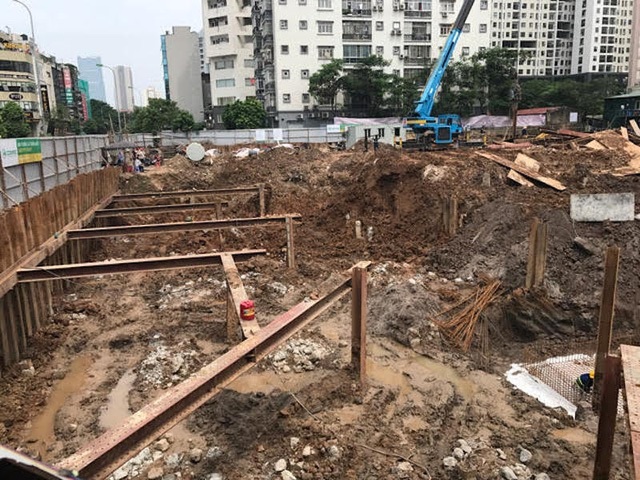 Có hay không động thái tẩu tán những khối tài sản cực "khủng" tại HACINCO? - 8
Khu đất hơn 4600 m2 hiện đang được thi công rầm rộ.