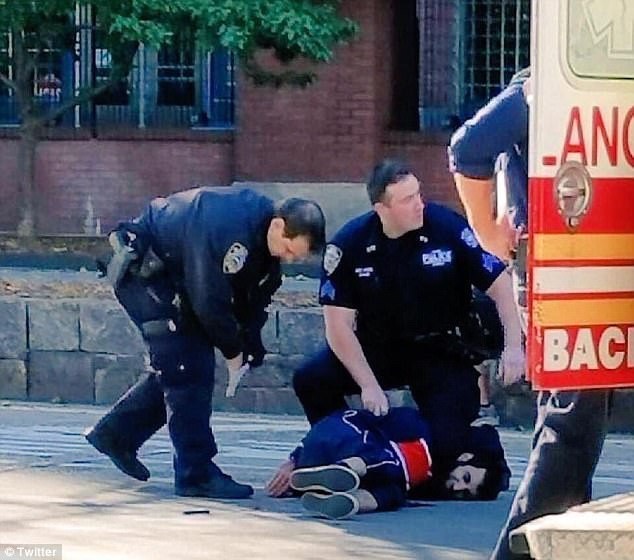 Nghi phạm vụ tấn công khủng bố làm 8 người chết ở New York là ai? - 1
Nghi phạm bị tóm gọn tại hiện trường (Ảnh: Twitter)