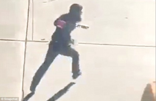 Nghi phạm vụ tấn công khủng bố làm 8 người chết ở New York là ai? - 3 Tên Sayfullo Habibullaevic Saipov chạy thoát khỏi hiện trường (Ảnh: Snapchat)