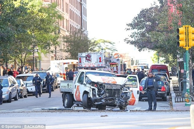 Nghi phạm vụ tấn công khủng bố làm 8 người chết ở New York là ai? - 4 Hiện trường vụ đâm xe (Ảnh: Backgrid)
