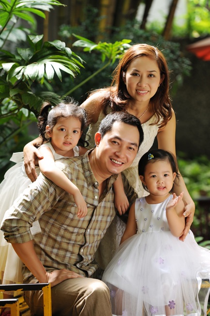 Cuộc sống thăng trầm của dàn diễn viên “Hướng nghiệp” sau 12 năm - 4 Hiện tại, Khương Thịnh đã có một gia đình hạnh phúc bên bà xã và hai cô công chúa dễ thương. Nam diễn viên là một người chồng, người cha mẫu mực của showbiz Việt khi ngoài thì giờ đóng phim anh luôn dành thời gian để chăm sóc cho gia đình nhỏ của mình.