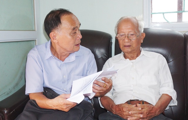 Cụ ông 85 tuổi say mê công tác khuyến học - 3 Cụ Lộc trao đổi kinh nghiệm làm khuyến học với Tiến sĩ Lê Xuân Quang - Phó Chủ tịch Hội khuyến học xã Tăng Thành