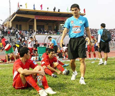 Kiatisuk thời còn làm HLV ở HA Gia Lai