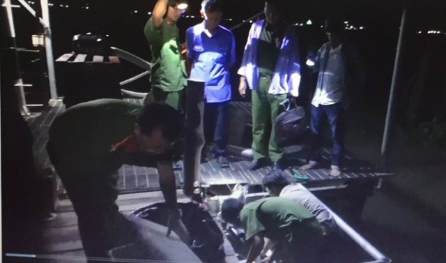 Lực lượng chức năng kiểm tra mẫu nước xả thải tại công ty Huy Việt đêm 12/7