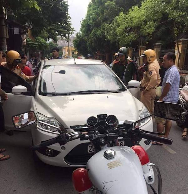 "Kiều nữ" Hải Dương lái xe ngược chiều gây náo loạn trên phố - 1 Kiều nữ cố thủ trên xe khi lực lượng chức năng yêu cầu xuống xe làm việc (ảnh CTV).