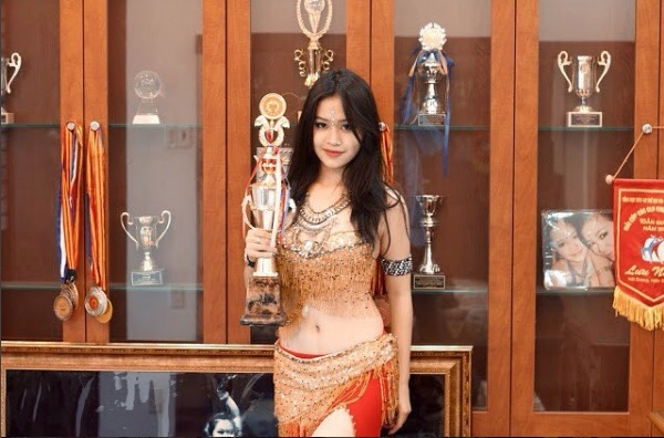 Cô gái bellydance tài năng thế hệ 2k của Hải Phòng - 1
Cô gái sinh năm 2001 Hà Kiều Anh bên tủ thành tích bellydance