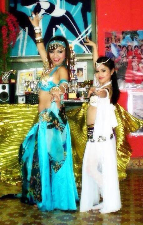 Cô gái bellydance tài năng thế hệ 2k của Hải Phòng - 4
Hà Kiều Anh chụp ảnh chung với HLV đồng thời là VĐV bellydance hàng đầu Việt Nam - Đỗ Hồng Hạnh.