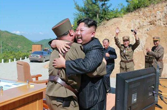 Triều Tiên từng bước phát triển sức mạnh hạt nhân như thế nào? - 5 Nhà lãnh đạo Kim Jong-un vui mừng sau vụ phóng tên lửa đạn đạo liên lục địa thành công (Ảnh: KCNA)