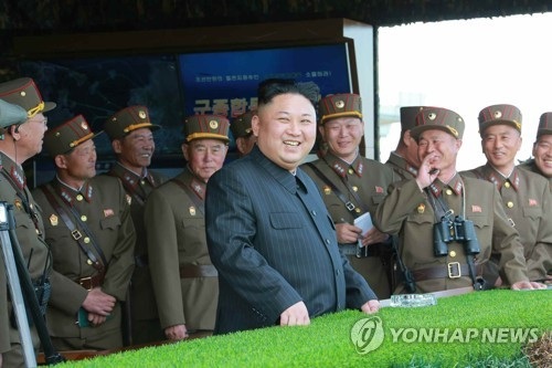 Hơn 300 khẩu pháo Triều Tiên đồng loạt khai hỏa về phía biển - 2
Nhà lãnh đạo Triều Tiên Kim Jong-un được cho là đã trực tiếp quan sát cuộc tập trận. (Ảnh: Yonhap)