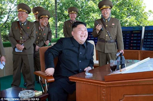 Mãn nhãn màn "so găng" của máy bay chiến đấu Triều Tiên - 4 Nhà lãnh đạo Triều Tiên Kim Jong-un đã tham dự và trực tiếp chỉ đạo cuộc so tài của các máy bay chiến đấu Triều Tiên năm nay. Trong ảnh: Ông Kim Jong-un theo dõi cuộc thi từ một đài quan sát. (Ảnh: Rodong Sinmun)