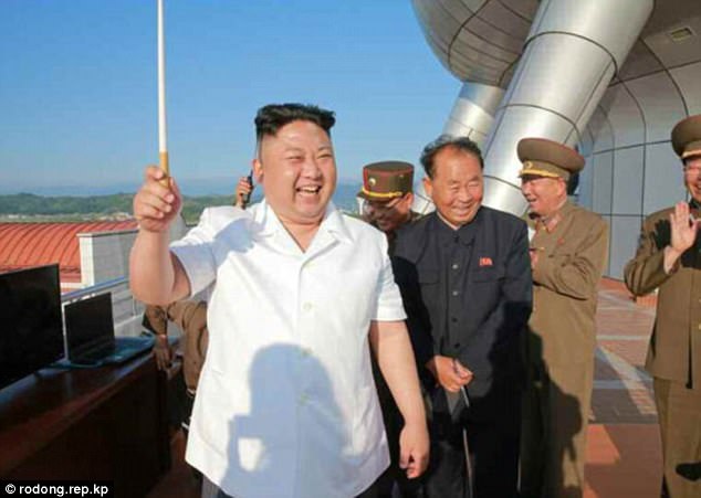 Khoảnh khắc tên lửa Triều Tiên phá nát mục tiêu trên biển - 2
Nhà lãnh đạo Triều Tiên Kim Jong-un cũng trực tiếp quan sát vụ thử nghiệm. (Ảnh: Rodong Sinmun)