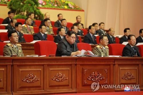 Ông Kim Jong-un hứa đưa Triều Tiên thành cường quốc hạt nhân mạnh nhất thế giới - 1
Ông Kim Jong-un dự hội nghị quốc phòng ở Bình Nhưỡng. (Ảnh: Yonhap)