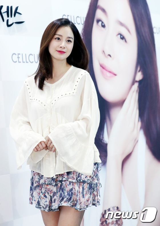 Kim Tae Hee xuất hiện tươi trẻ sau xác nhận mang bầu - 5 
Kim Tae Hee chọn một bộ trang phục nhẹ nhàng và nữ tính cho sự kiện này.