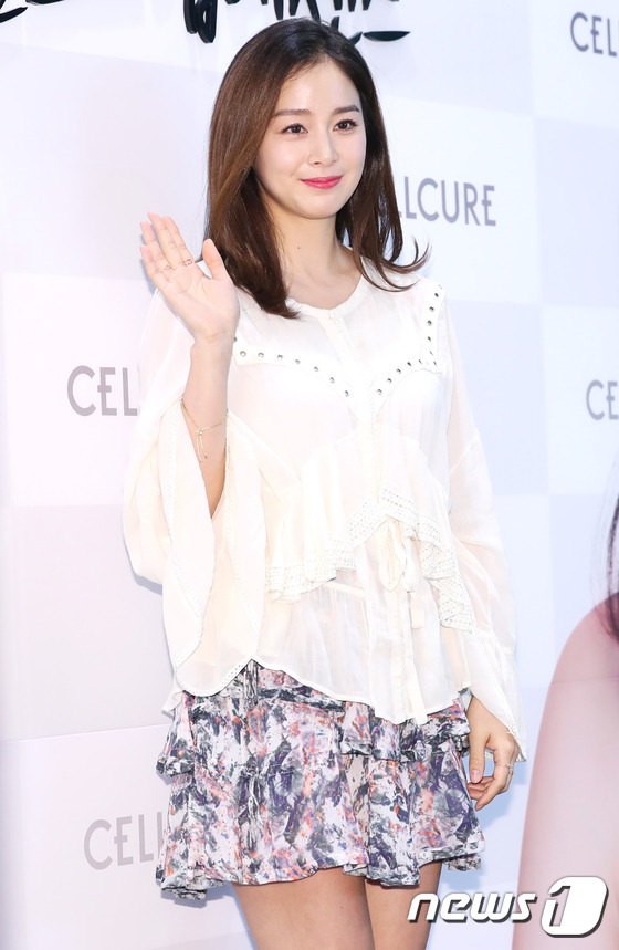 Kim Tae Hee xuất hiện tươi trẻ sau xác nhận mang bầu - 3 Kim Tae Hee xuất hiện tươi trẻ sau xác nhận mang bầu - 3