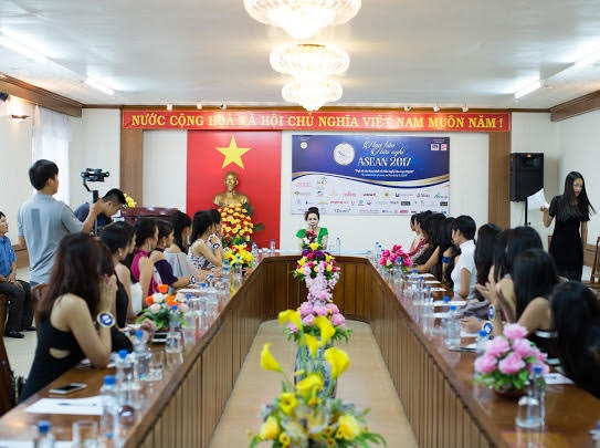 Kim Chi thuyết trình tại cuộc thi Hoa hậu Asean 2017 - 1 Kim Chi thuyết trình tại cuộc thi Hoa hậu Asean 2017 - 1