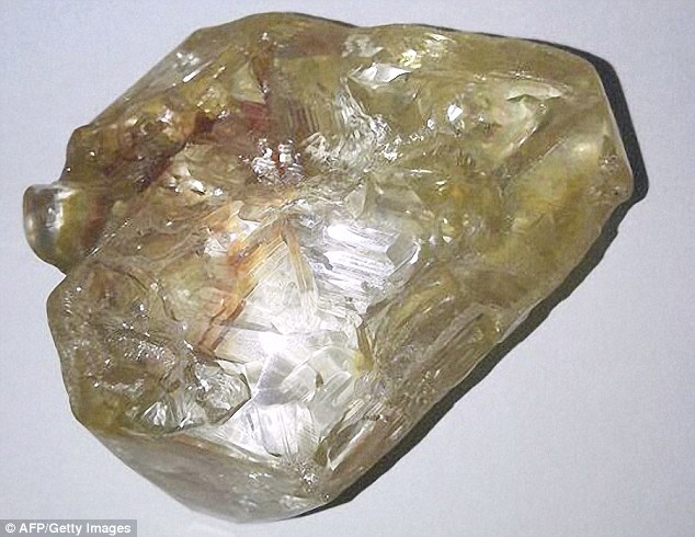 Phát hiện viên kim cương “khủng” tại châu Phi - 1 Viên kim cương 706 carat tại Sierra Leone (Ảnh: AFP)