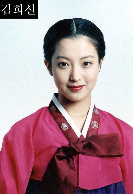 Nhan sắc của mỹ nhân 40 tuổi Kim Hee Sun ngày ấy và bây giờ - 9
Trong năm 2001, danh tiếng của Kim Hee Sun càng lên hơn nữa. Cô được mời tham dự nhiều sự kiện của làng giải trí châu Á. Tại lễ trao giải điện ảnh của Hồng Kong năm 2001, cô được trao giải Nghệ sĩ châu Á xuất sắc nhất.