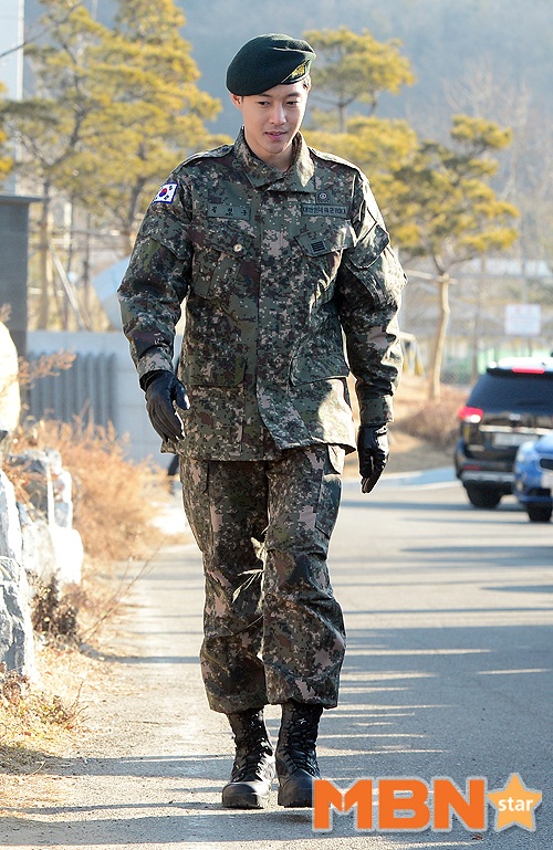Hơn 1500 fan tụ tập đón "mỹ nam" Kim Hyun Joong xuất ngũ - 2
Ngôi sao giải trí của Hàn Quốc trông rất nhanh nhẹn và hoạt bát.
