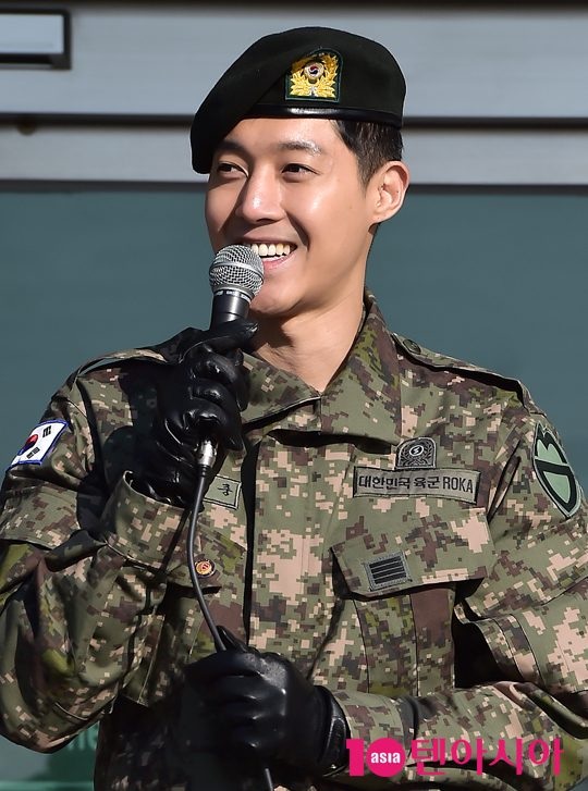 Hơn 1500 fan tụ tập đón "mỹ nam" Kim Hyun Joong xuất ngũ - 4
Kim Hyun Joong gửi lời cảm ơn người hâm mộ vì luôn ủng hộ và động viên anh suốt giai đoạn vắng mặt thực hiện nghĩa vụ quân sự và vướng scandal tình cảm.