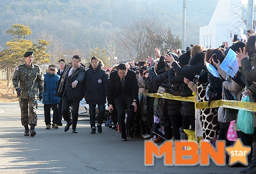Hơn 1500 fan tụ tập đón "mỹ nam" Kim Hyun Joong xuất ngũ - 5 Hơn 1500 fan tụ tập đón "mỹ nam" Kim Hyun Joong xuất ngũ - 5