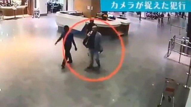 Triều Tiên cáo buộc Mỹ, Hàn sát hại người nghi là ông Kim Jong-nam - 1
Người nghi là ông Kim Jong-nam tại sân bay Kuala Lumpur ngày 13/2 (Ảnh: Youtube)