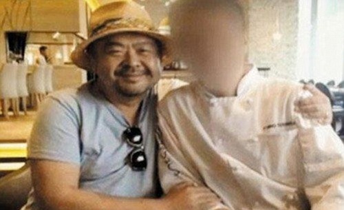 Những lần xuất hiện hiếm hoi của anh trai ông Kim Jong-un - 3
Ông Kim Jong-nam chụp ảnh với đầu bếp một nhà hàng ở Jakarta. (Ảnh: YTN)